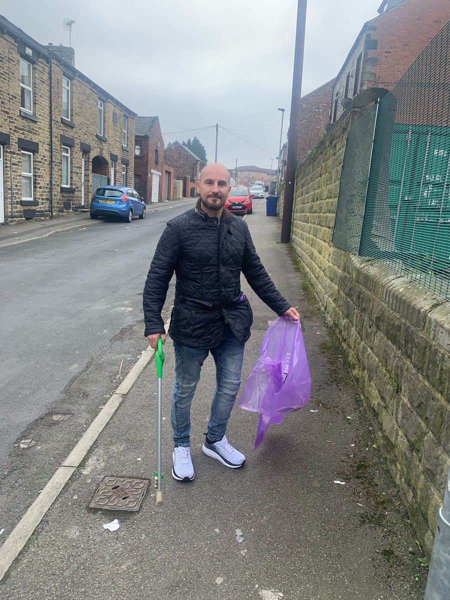 Yesterday, we met a new volunteer at St Peters Terrace and together we litter picked the surrounding area, collecting 6 purple bags.

In the afternoon, we met with the owner of Sure4Pets on Beech Street, where we tackled litter collecting 6 more purple bags.

Fantastic efforts!💚