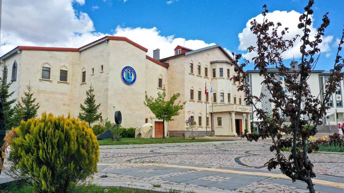 Siyaset Bilimi ve Kamu Yönetimi (Türkçe) lisans programımız, 2 yıl süreyle akredite edildi! ✅  

Eğitimde kalite yönetimi ve sürekli iyileşme açısından öğrencilerimizi küresel rekabet ortamına hazırlamaya devam edeceğiz. 🌍🎓  

Bayburt Üniversitesi olarak kalite odaklı eğitim