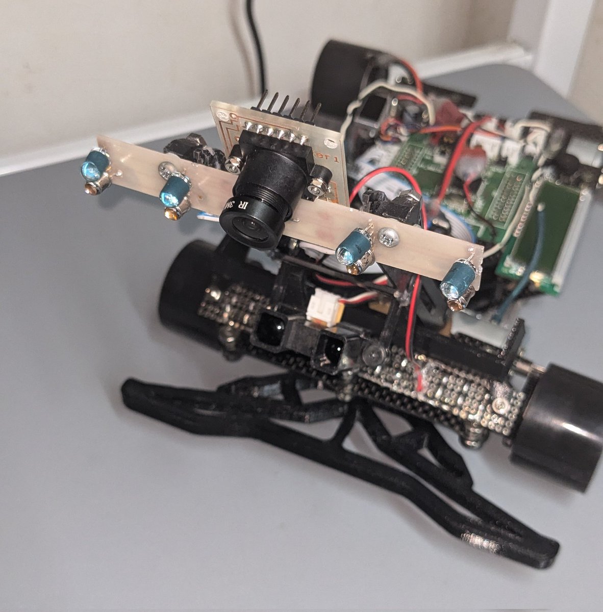 Rice104002060's tweet image. マイコンカー用のTSL1401カメラ作ってみた