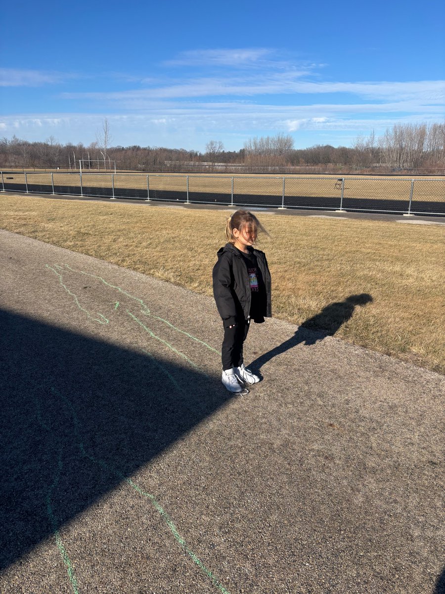 These 1st graders were AMAZED that their shadow "moved"! After tracing it 3 times during the day, they made some discoveries about the SUN! ☀️
#ScienceCoach #ElementaryScience