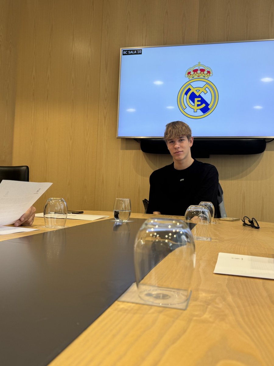 OFICIAL | El portero <a href="/illia33_v/">Illia Voloshyn</a> (2007), amplía su contrato con el <a href="/realmadrid/">Real Madrid C.F.</a> hasta 2.029 ✍🏼🤍

#RGtalents ⚽️