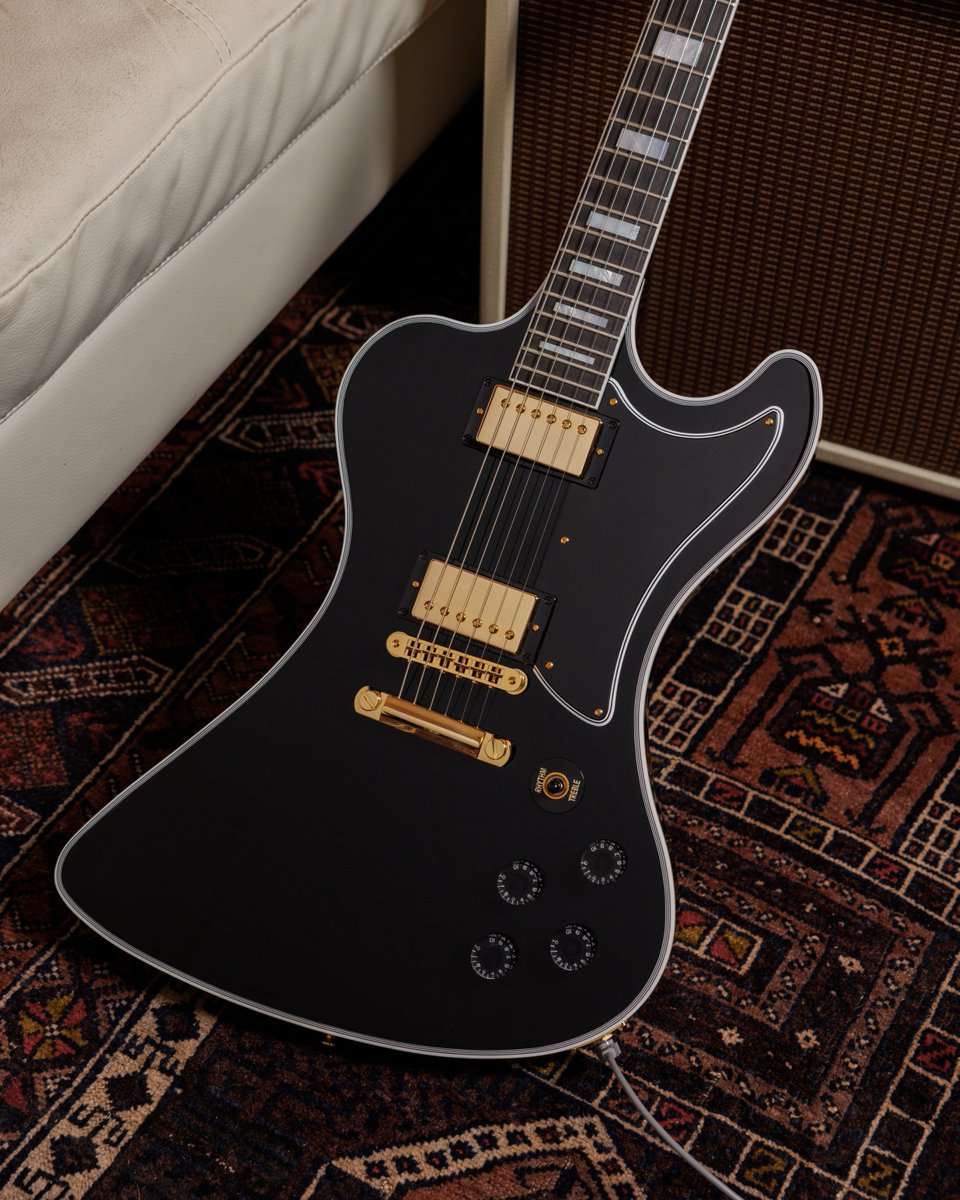 Initially released in 1977, the Gibson RD model is sought after for its unique appearance, which takes inspiration from the Explorer and Firebird–now, the RD IS BACK! Introducing the RD Custom, joining the Gibson Custom core lineup for the first time.  ow.ly/HETB50VeVwl
