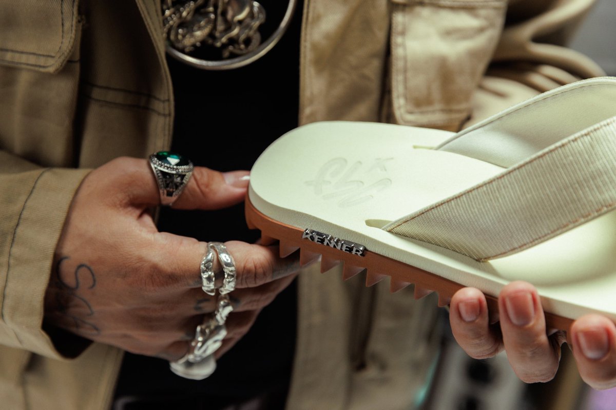 kennerofc's tweet image. Agora 10 em 10 no baile tão de Kenner do @fbctadoido 💎
Depois de distribuir caminhões de Sandálias, presentear fãs nos shows e se tornar nosso embaixador, agora o Padrim tem uma coleção pra chamar de sua. Curtiram?