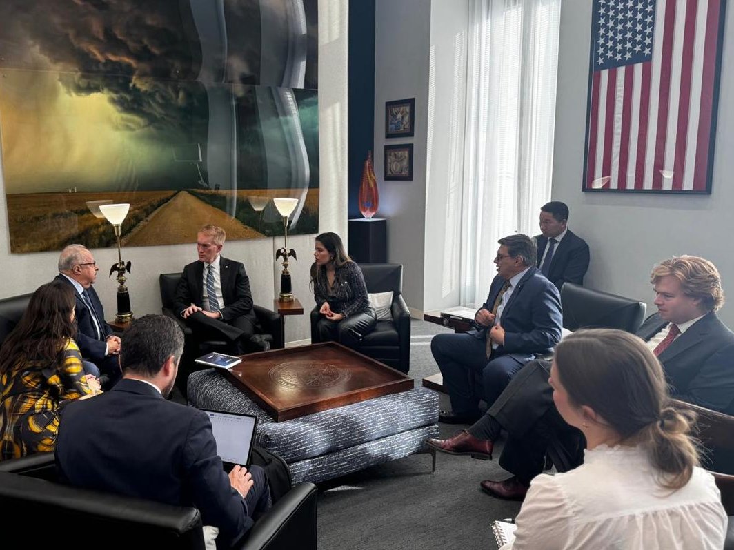 MINEX Guatemala 🇬🇹 (@minexgt) on Twitter photo El #CancillerGT <a href="/CRMartinezGT/">Carlos Ramiro Martínez</a> se reunió con <a href="/SenatorLankford/">Sen. James Lankford</a>, de Oklahoma, EE.UU., Presidente de la Subcomisión sobre Gestión Fronteriza, Fuerza Laboral Federal y Asuntos Regulatorios de la Comisión de Seguridad Nacional. Abordaron temas relacionados con la promoción de comercio, El #CancillerGT <a href="/CRMartinezGT/">Carlos Ramiro Martínez</a> se reunió con <a href="/SenatorLankford/">Sen. James Lankford</a>, de Oklahoma, EE.UU., Presidente de la Subcomisión sobre Gestión Fronteriza, Fuerza Laboral Federal y Asuntos Regulatorios de la Comisión de Seguridad Nacional. Abordaron temas relacionados con la promoción de comercio,