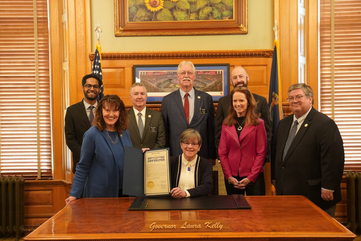 This morning, Governor Kelly signed the proclamation declaring today Kansas Water Day! <a href="/GovLauraKelly/">Governor Laura Kelly</a> #kansaswaterday