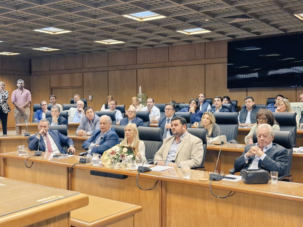 dcentrouy's tweet photo. Ahora // Se lleva adelante la Agrupacion de Gobierno de D Centro. Participan las principales autoridades del sector, legisladores electos, intendentes, candidatos a la intendencia de varios departamentos  y dirigentes provenientes de todo el país. https://t.co/ojsIxXHjZT