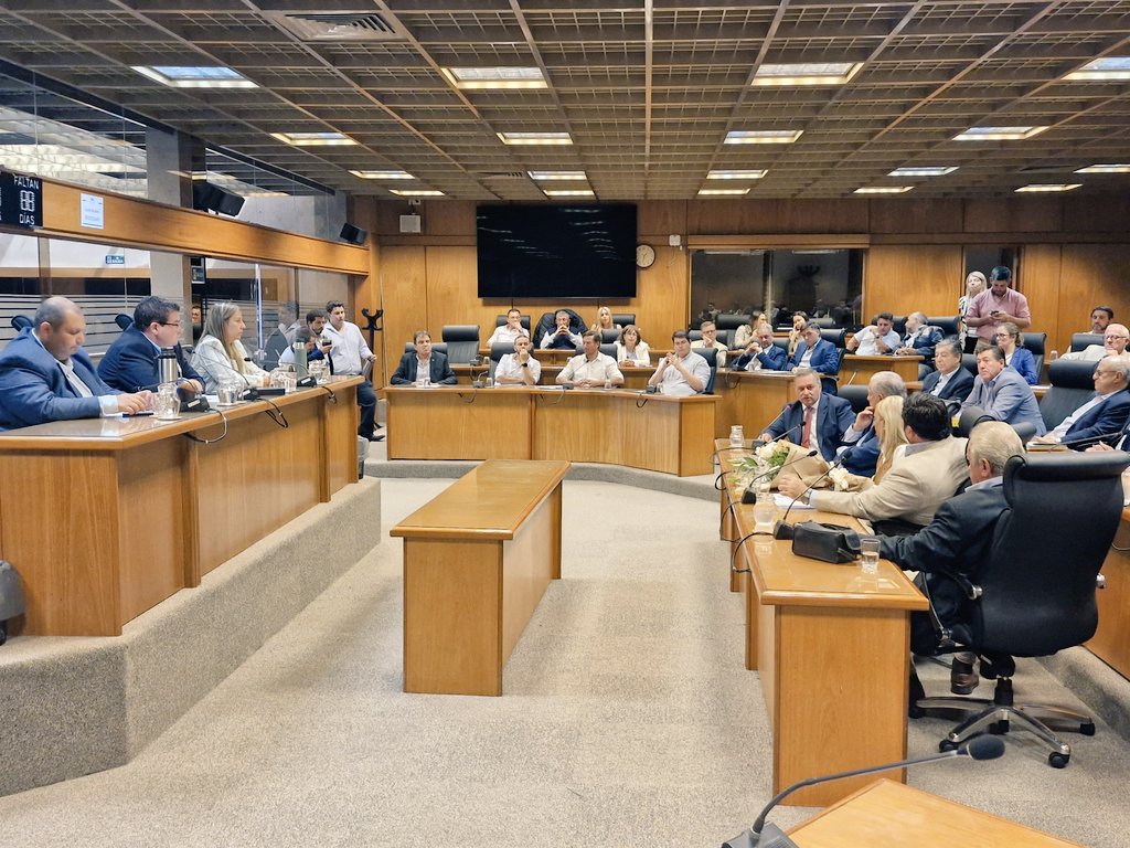 dcentrouy's tweet photo. Ahora // Se lleva adelante la Agrupacion de Gobierno de D Centro. Participan las principales autoridades del sector, legisladores electos, intendentes, candidatos a la intendencia de varios departamentos  y dirigentes provenientes de todo el país. https://t.co/ojsIxXHjZT