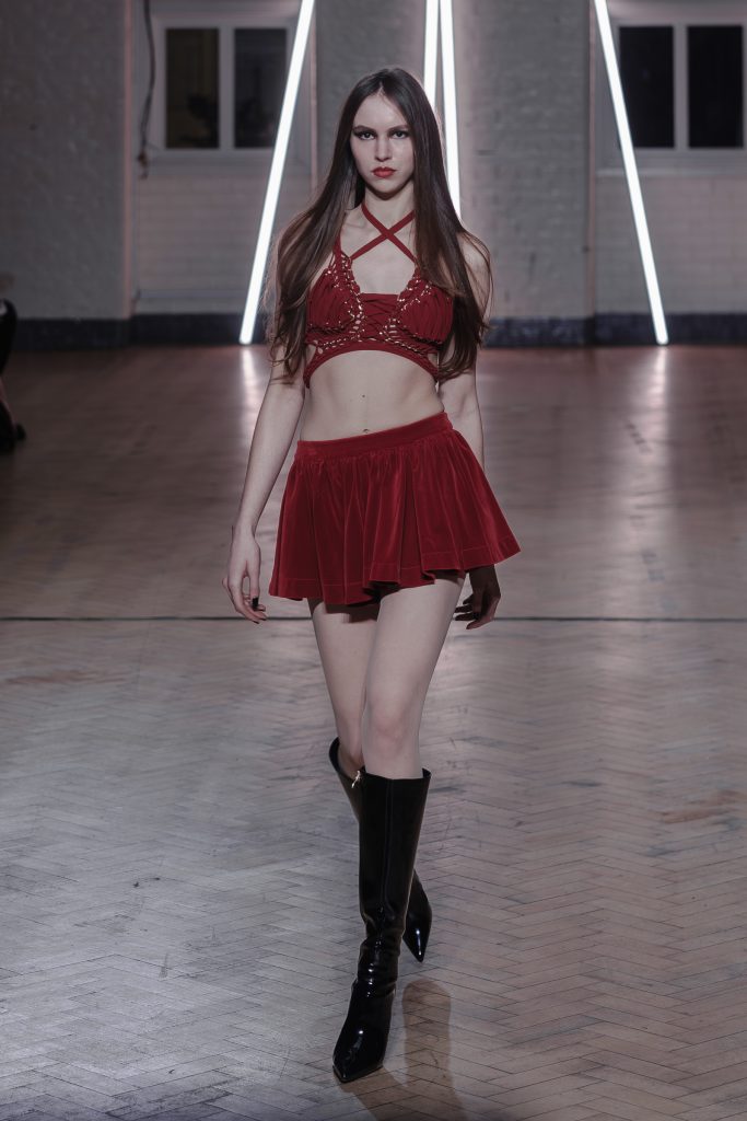 NoctisMag's tweet image. For @MarkFastStudio&apos;s latest LFW show the audience was swept away for a night out with an array of neon noir femme fatales noctismag.com/fashion/new-ne…
✒️ @FlorieBleu 📷 Adam Pietraszewski