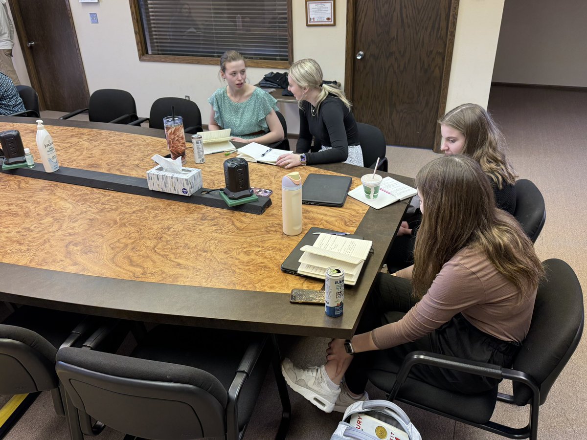 JordanMenning's tweet image. Yesterday I followed up with the @clcaps associates about “High Road Leadership” by @TheJohnCMaxwell. We learned more from @learner_lab about “How to Get Better Faster” and finished with a talk from a teenager about building self confidence. #BetterTogether 

@SiouxlandCAPS