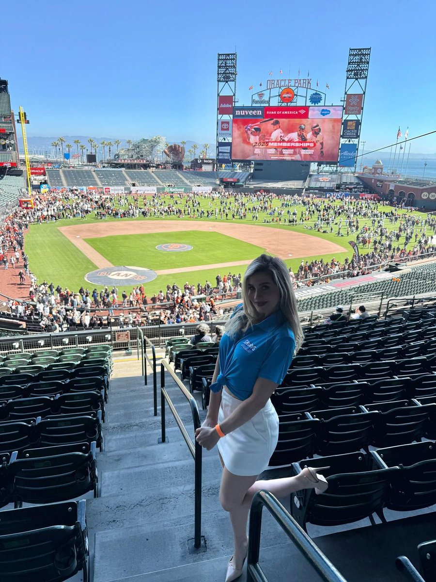 Martin_Biallas's tweet photo. Fans met our Smurfy team at Oracle Park for SF Giants Fan Fest! Check out Smurfette enjoying the game! 💙

Win 4 ✨Sapphire &amp; Gold VIP✨ tickets to Smurfs The Adventure! Hop to @smurfstheadventure on IG to enter! 🍀💙

#SmurfsTheAdventure #SFGiants #SanFrancisco #Fanfest2025 https://t.co/Wfwc0AtNA7