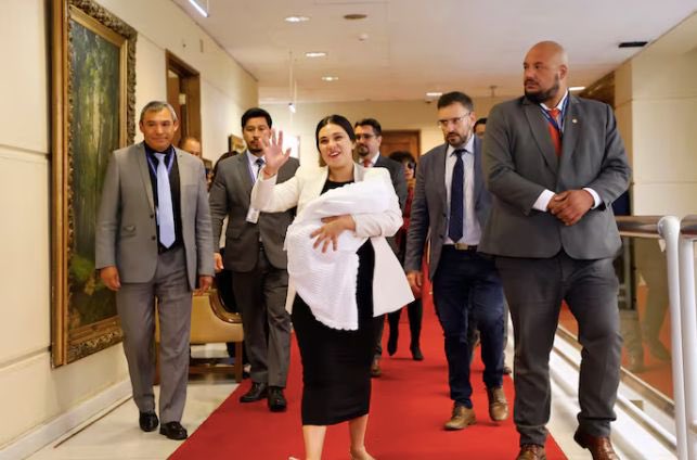 Karen Palma Tapia (@karenpalma_) on Twitter photo La extrema derecha q se disfraza de “pro-vida” obligó a la cra <a href="/KarolCariola/">Karol Cariola Oliva</a> romper su reposo post natal y cuidados de su hijo recién nacido para darse un gusto político. La censura es rechazada y quedó a la vista q la derecha es capaz de todo. Mi solidaridad con Karol y su hijo La extrema derecha q se disfraza de “pro-vida” obligó a la cra <a href="/KarolCariola/">Karol Cariola Oliva</a> romper su reposo post natal y cuidados de su hijo recién nacido para darse un gusto político. La censura es rechazada y quedó a la vista q la derecha es capaz de todo. Mi solidaridad con Karol y su hijo