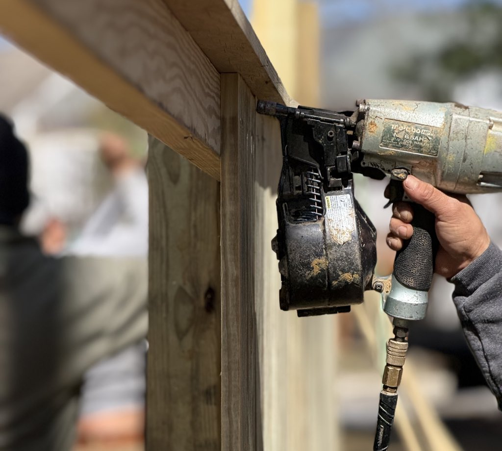 FreedomFenceInc's tweet image. Nailing in that #tuesdayvibe—one board at a time. 🔨  #FenceProject #Craftsmanship
