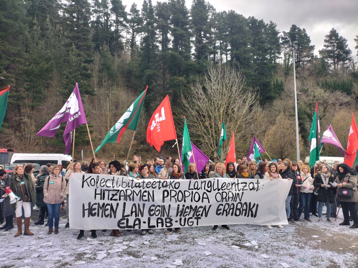 📢 Los y las trabajadoras del sector de colectividades de la CAPV se han concentrado ante la sede de <a href="/GrupoAUSOLAN/">AUSOLAN</a> de Arrasate para exigir negociar un convenio propio.

💪 Los sindicatos no cejarán y se movilizarán hasta lograr un convenio autonómico.

🔗 labur.eus/dhl4hc5p