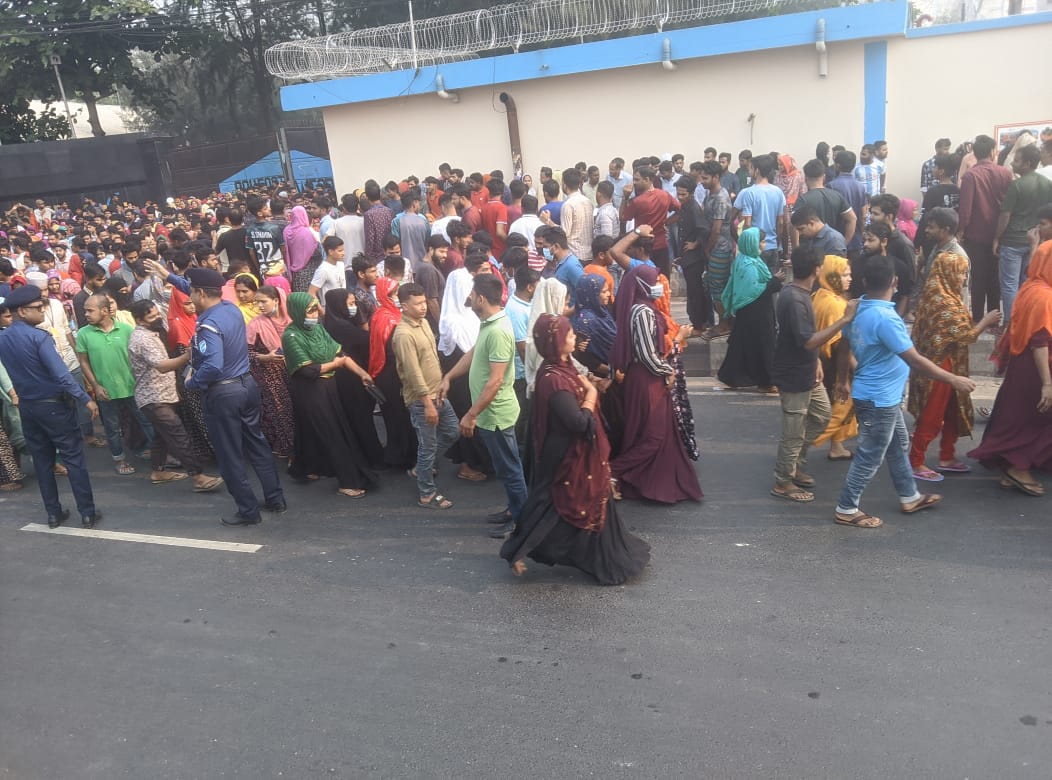 কালিয়াকৈরে বন্ধ কারখানা খুলে দেয়ার দাবিতে মহাসড়ক অবরোধ