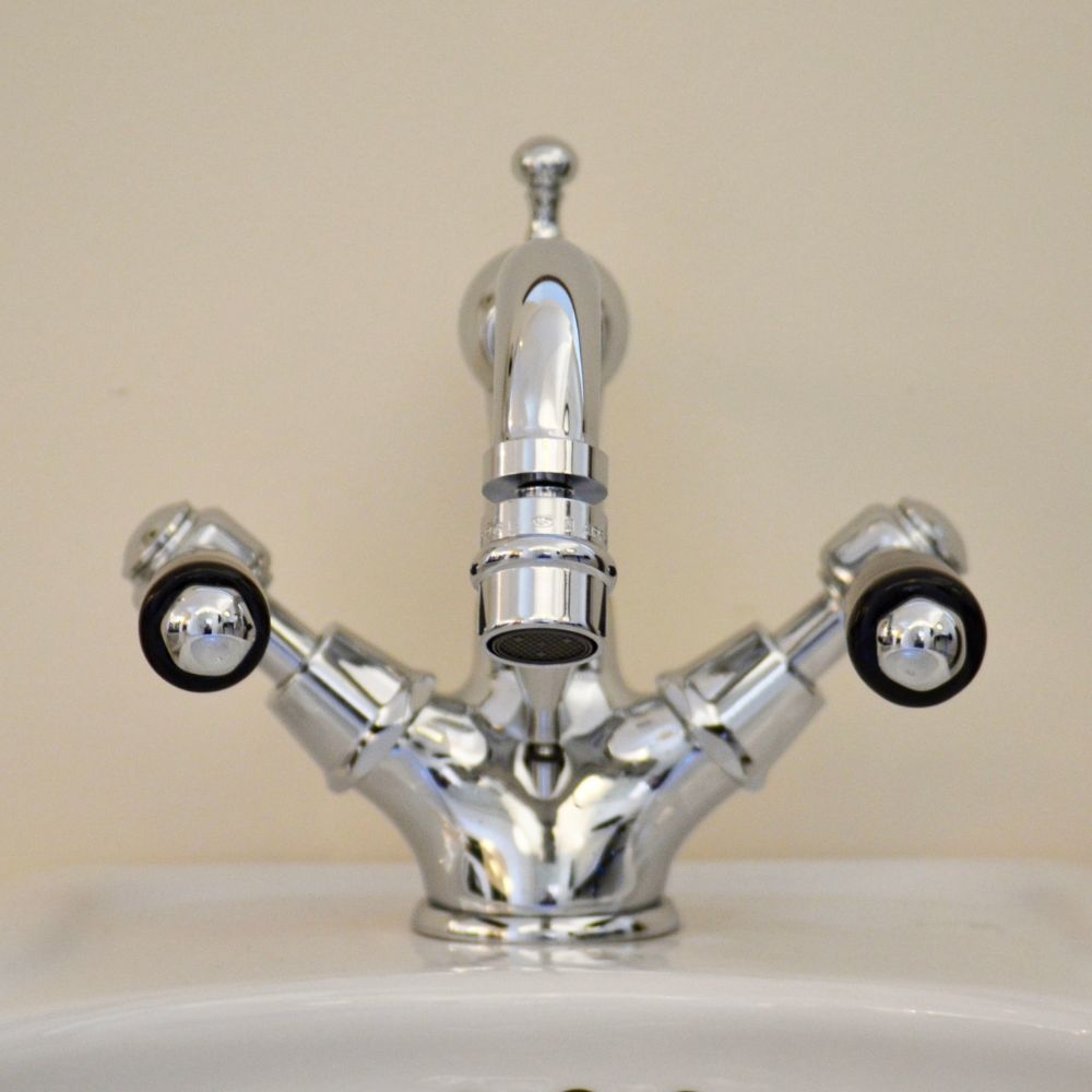 Retrobad's tweet photo. Stylisches Retro-Bidet-Armatur – klassisches Design trifft moderne Eleganz! 🚿✨

#retrobad #traditionellebadezimmer #vintagestyle #hyggehome #schönerwohnen #artdeco #schönerwohnen #bathroom https://t.co/GAaECMZ7Pv