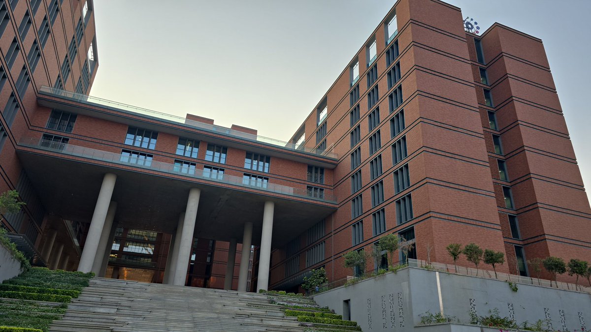 WajahatIqbal2's tweet image. Amazing visit to new #Hyderabad city with wide open roads,sprawling IT campuses of US giants - Microsoft,Google,Broadcom &amp;amp; zero plastic pollution,Traffic  and all credits to @ncbn who had a vision to start this IT development journey in AP two decades back plus the huge airport