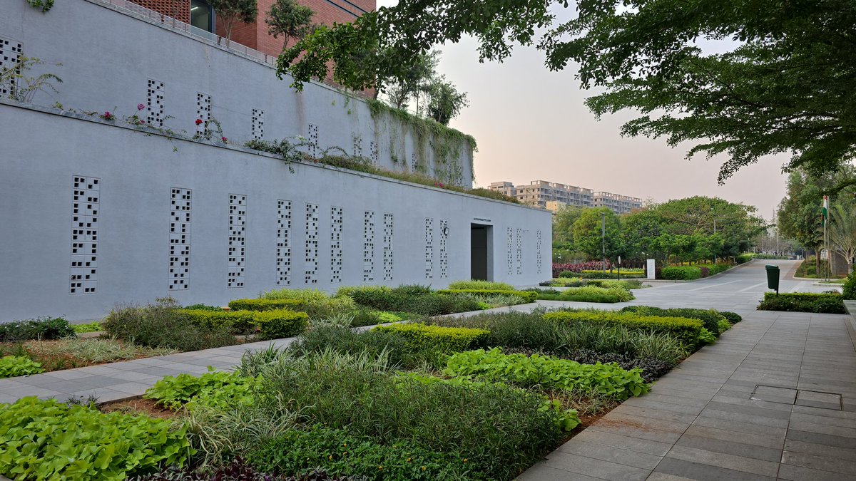 WajahatIqbal2's tweet image. Amazing visit to new #Hyderabad city with wide open roads,sprawling IT campuses of US giants - Microsoft,Google,Broadcom &amp;amp; zero plastic pollution,Traffic  and all credits to @ncbn who had a vision to start this IT development journey in AP two decades back plus the huge airport