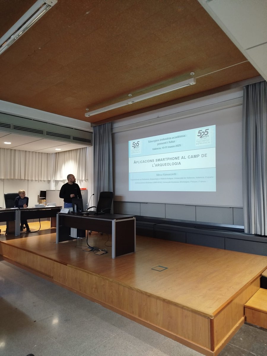 Yesterday our Mirco showed his work on smartphone applications in Archaeology at the University of Valencia during the workshop of the Prometeo project "Smart-Chemical-Lab".