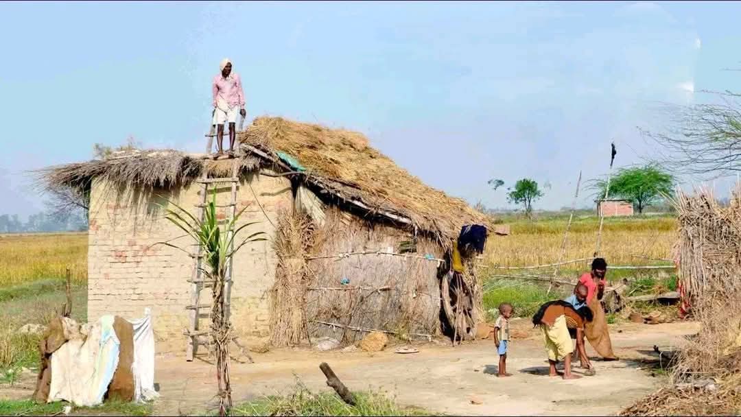 संतुष्टि इसे कहते है

वरना लोग महलों में भी रो रहे है।🏠🌳❤️