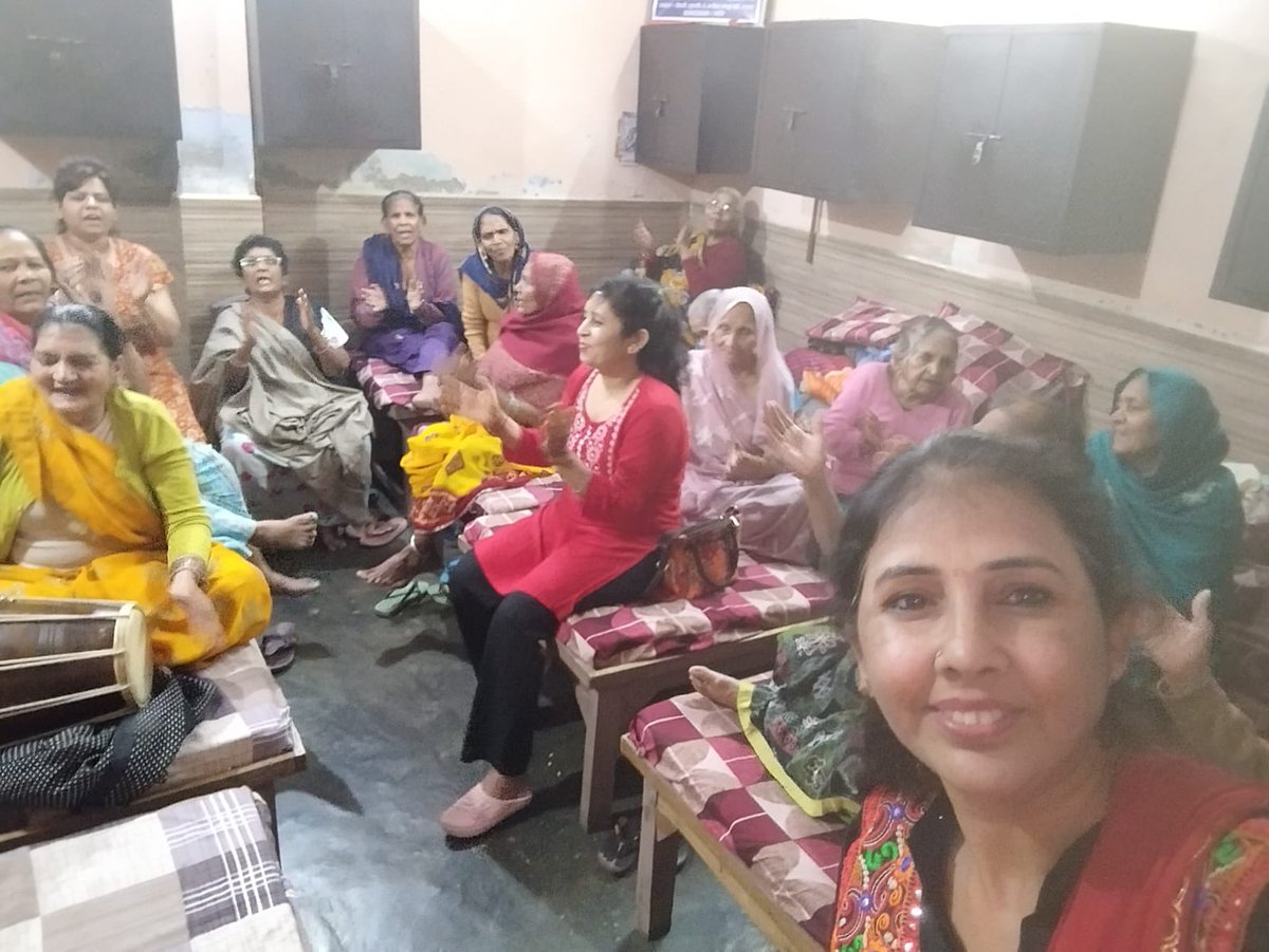 MukeshDixit2's tweet photo. वृद्ध आश्रम की बुजुर्ग महिलाओं जिनका सब होते हुए भी कोई नहीं  के साथ मनाई सम्पूर्ण फाउंडेशन कि अध्यक्ष डा अनिंदिता दीक्षित ने @ashishsood_bjp @hdmalhotra @gupta_rekha @AmitShah @TawdeVinod @narendramodi @ManojTiwariMP https://t.co/8cLS3L2gfa