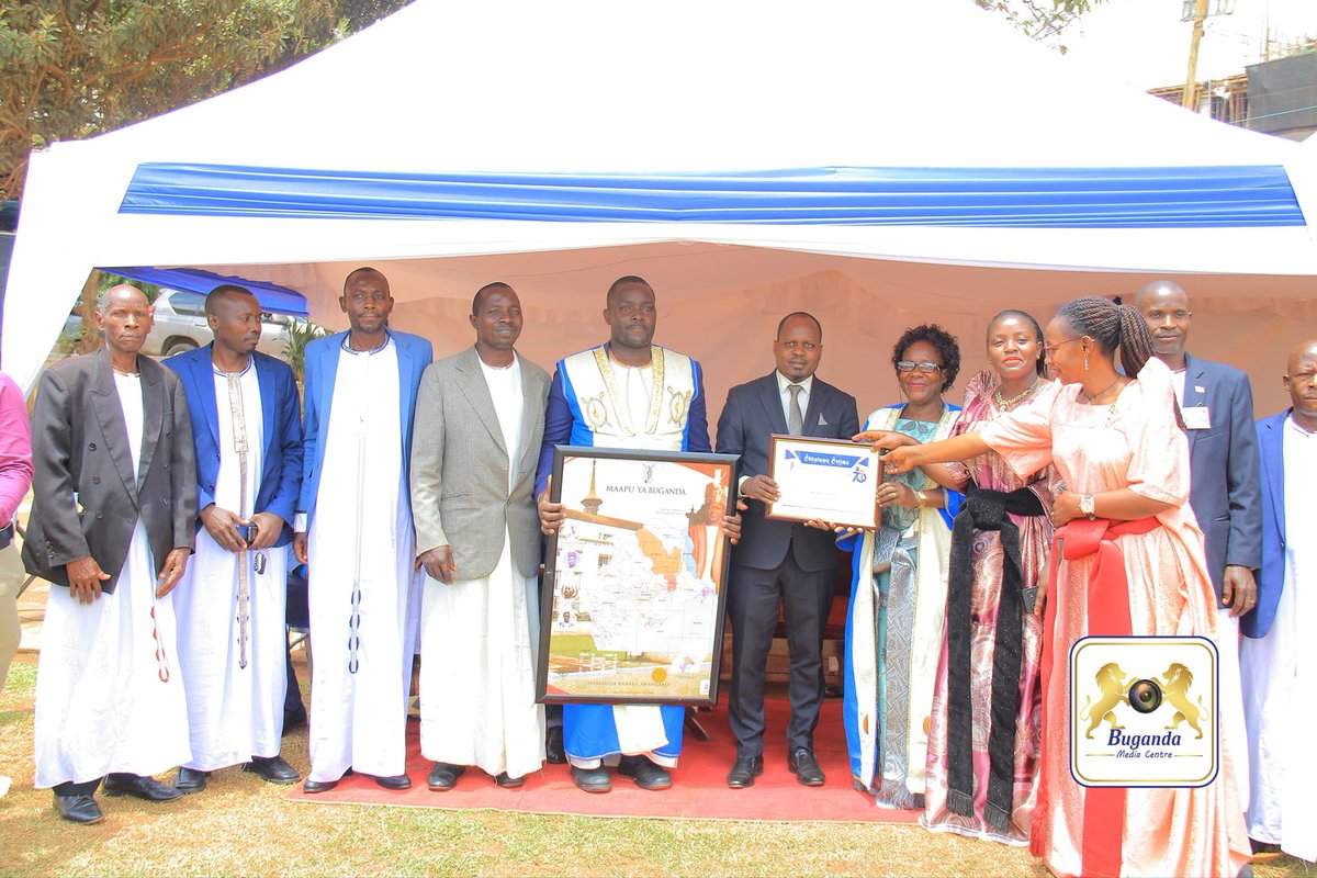 BugandaKingdom_'s tweet image. Abantu ba Kabaka Balabuddwa ku kwonoona obutondebwensi.
Minisita Israel Kazibwe Kitooke yakoze okulabula kuno bw'abadde atikkula oluwalo okuva mu Bannakyaggwe, Bannabulemeezi ne Bannabuddu abakiise Embuga olwaleero. #LuwaloLwaffe2025
Ebisingawo 👇
gambuuze.ug/abantu-ba-kaba…