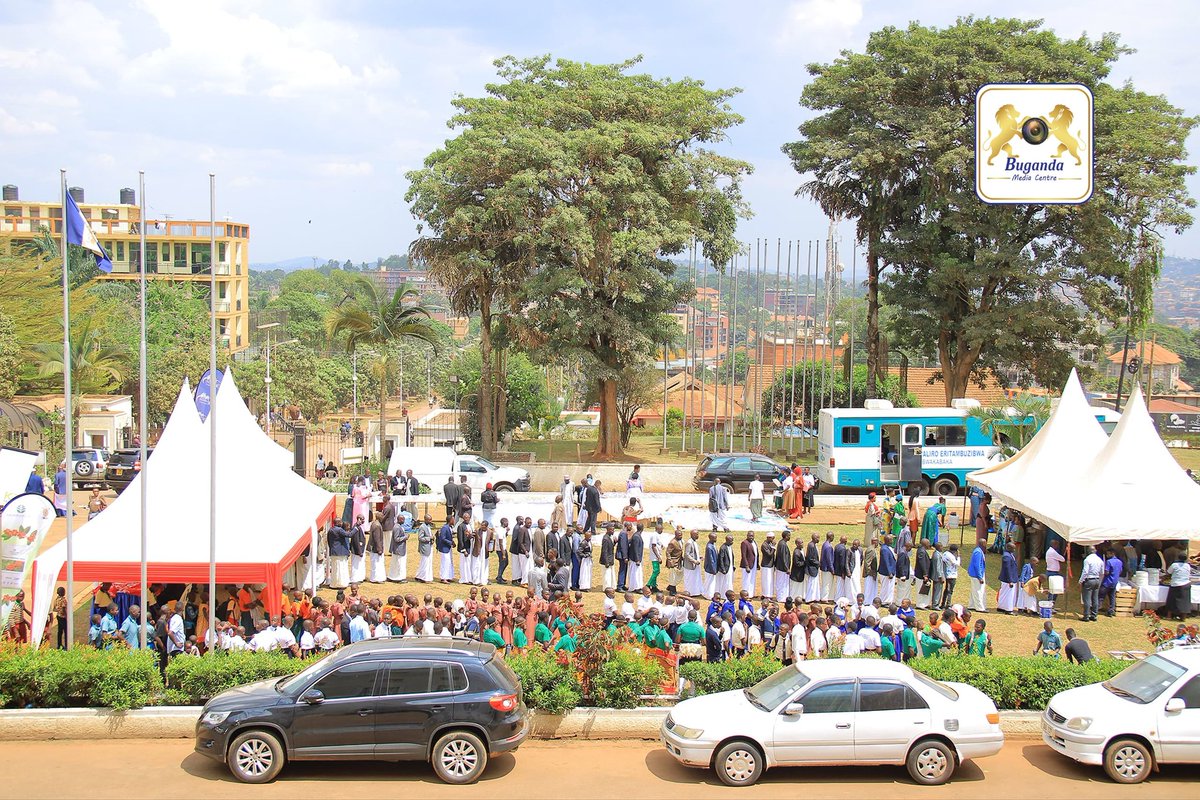 BugandaKingdom_'s tweet image. Abantu ba Kabaka Balabuddwa ku kwonoona obutondebwensi.
Minisita Israel Kazibwe Kitooke yakoze okulabula kuno bw'abadde atikkula oluwalo okuva mu Bannakyaggwe, Bannabulemeezi ne Bannabuddu abakiise Embuga olwaleero. #LuwaloLwaffe2025
Ebisingawo 👇
gambuuze.ug/abantu-ba-kaba…