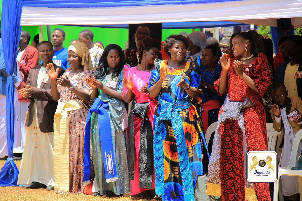 BugandaKingdom_'s tweet image. Abantu ba Kabaka Balabuddwa ku kwonoona obutondebwensi.
Minisita Israel Kazibwe Kitooke yakoze okulabula kuno bw'abadde atikkula oluwalo okuva mu Bannakyaggwe, Bannabulemeezi ne Bannabuddu abakiise Embuga olwaleero. #LuwaloLwaffe2025
Ebisingawo 👇
gambuuze.ug/abantu-ba-kaba…