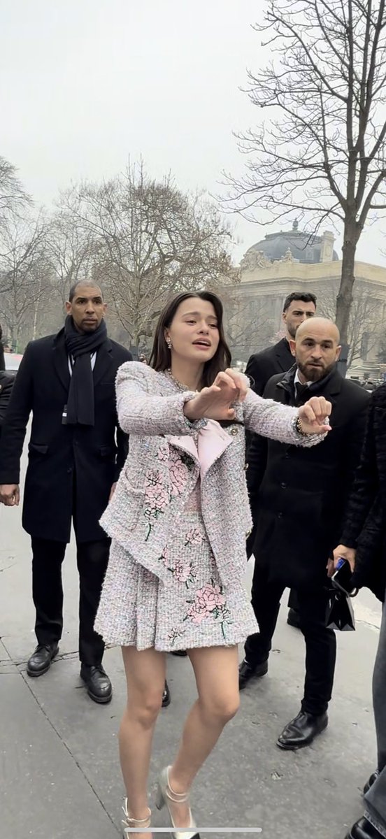 BrendaAlvi's tweet photo. Alguien más lloro o soy la única? 😭me emocione Fam.. esta princesa lo hizo, lo logro!! 

REBECCA AT CHANEL PFW25
#CHANELFallWinter25xBecky
#ChanelFallWinter
#CHANELFallWinter25
#beckysangels https://t.co/JZ4f0ZSLFy