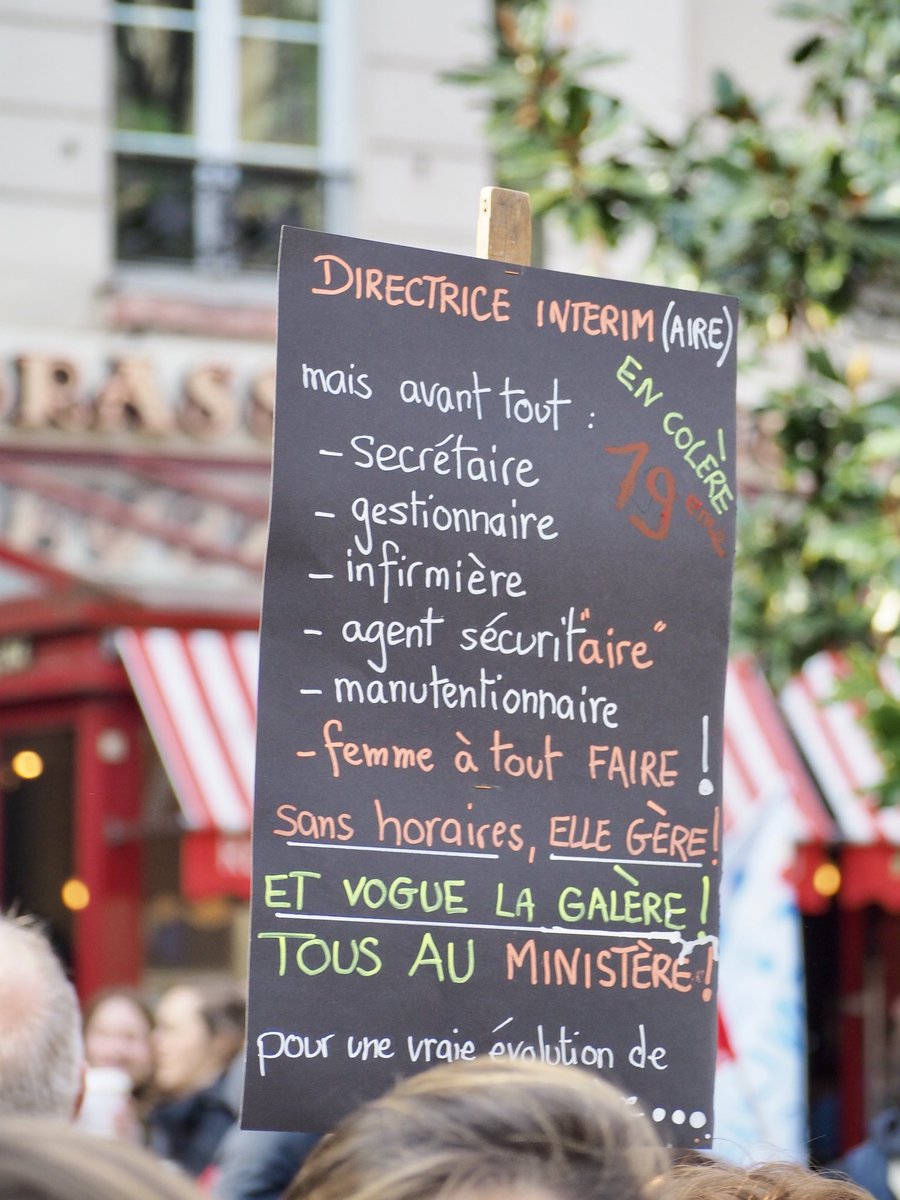 Parce que sur les pancartes, c’est souvent mieux dit ✨

Les élu•es écologistes étaient mobilisé•es ce matin pour défendre l’école publique face aux suppressions de postes annoncées et à la fin des décharge de directeurs et directrices.