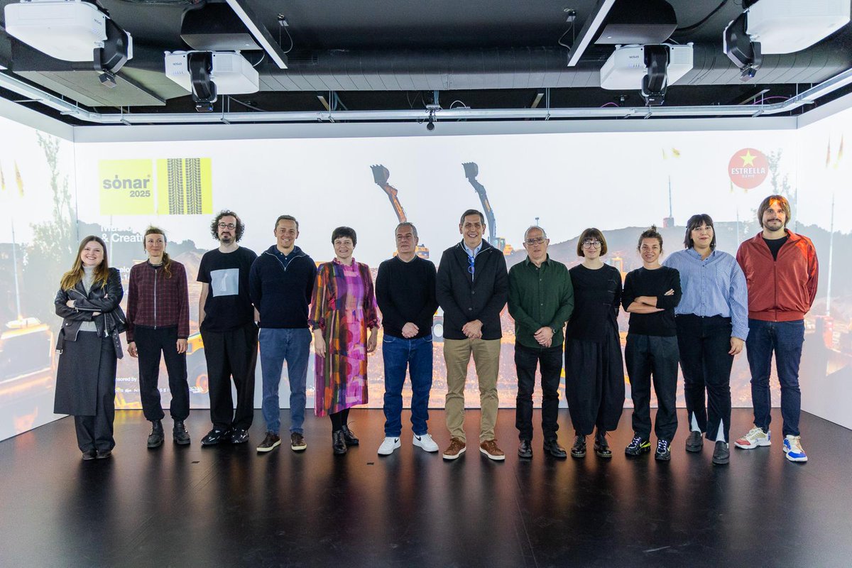 LaSalleBCN's tweet image. Acollim l’acte de presentació del programa de @sonarplus a l’IASlab, el laboratori del nostre campus pioner a Europa en la recerca transdisciplinària i la creació artística. ✨🤖

👉Més informació: link.salleurl.edu/4s3 

@SonarFestival #Sonar2025 #SonarPlusD #LaSalleCBC