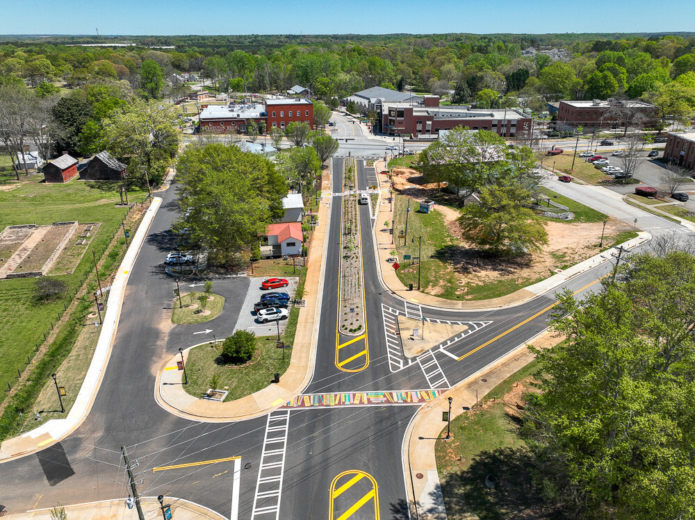TRANSPORTATION TUESDAY 🚧 &gt;&gt;&gt; With new sidewalks and improved lighting, Davis Street in downtown Braselton, Georgia is now more walkable and inviting for everyone! #Transportation #WalkableCities #CommunityUpgrade hubs.ly/Q038pV6M0