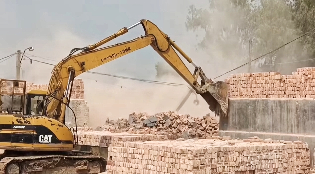 আ.লীগের সাবেক এমপির অবৈধ ইটভাটা গুঁড়িয়ে দিলো প্রশাসন