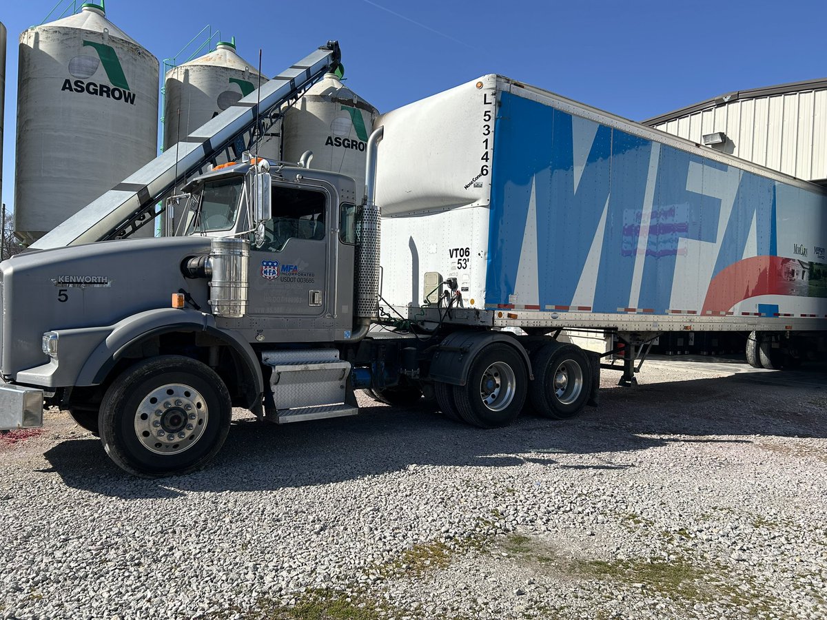 dennis_vollrath's tweet image. Beautiful day for seed deliveries ☀️