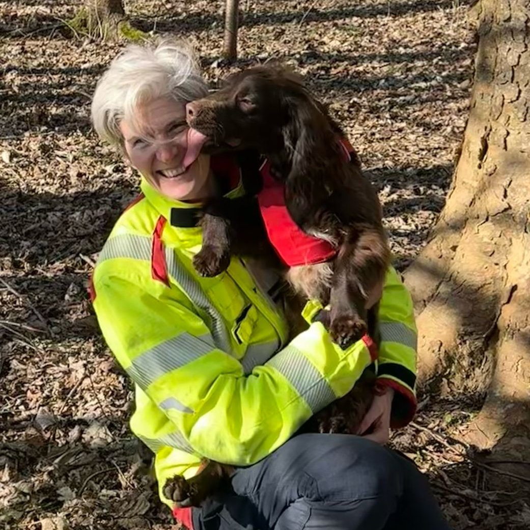 Huge congratulations to our newest search and rescue dog Goose, and his handler Niamh, who have successfully been certified as a victim recovery team at the Fire Service College! 🐾