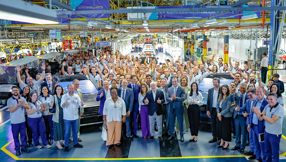 LulaOficial's tweet photo. Visitei a linha de montagem da Stellantis, em Betim (MG), para a inauguração do Centro de Desenvolvimento de Tecnologia Híbrida Flex. O setor automotivo e industrial segue em crescimento no Brasil, resultado dos esforços conjuntos dos trabalhadores e trabalhadoras, do governo federal e estadual, e da parceria com o setor privado. 🚗

📸 @ricardostuckert