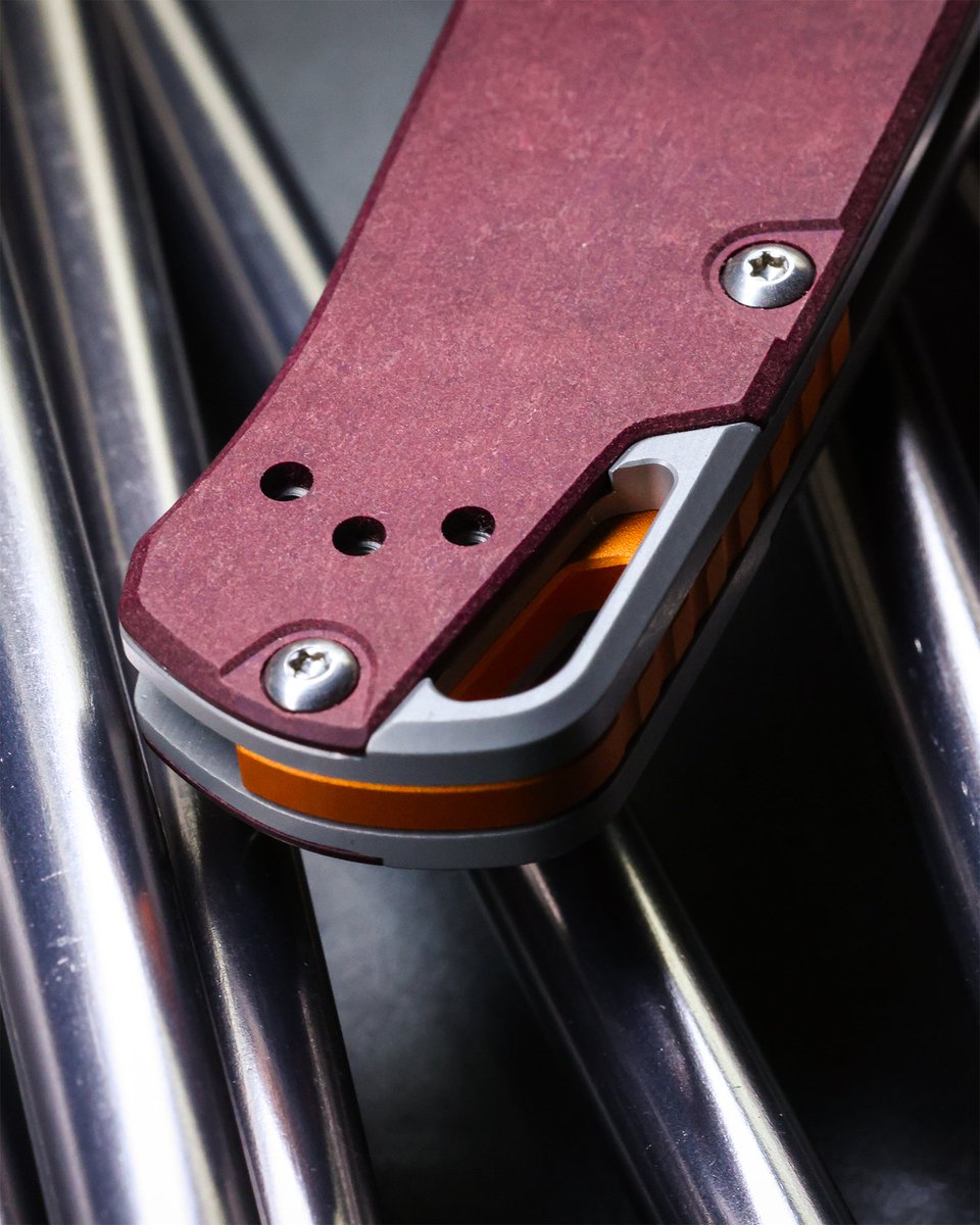 BenchmadeKnives's tweet photo. B U G O U T  R E F R E S H

8 years on, the Bugout® is still just as versatile and malleable a platform as ever, but a new color wasn't enough this year, so the new 535-09 introduces a brand new two-piece aluminum handle design with an integrated bolster and a Redstone Richlite onlay. Detailed with a decorative pivot, orange anodized thumbstuds, a matching backspacer, and CPM-S90V super steel, this unique addition to the Bugout® line stands apart from all that have come before.

https://t.co/Zr1P53VRce