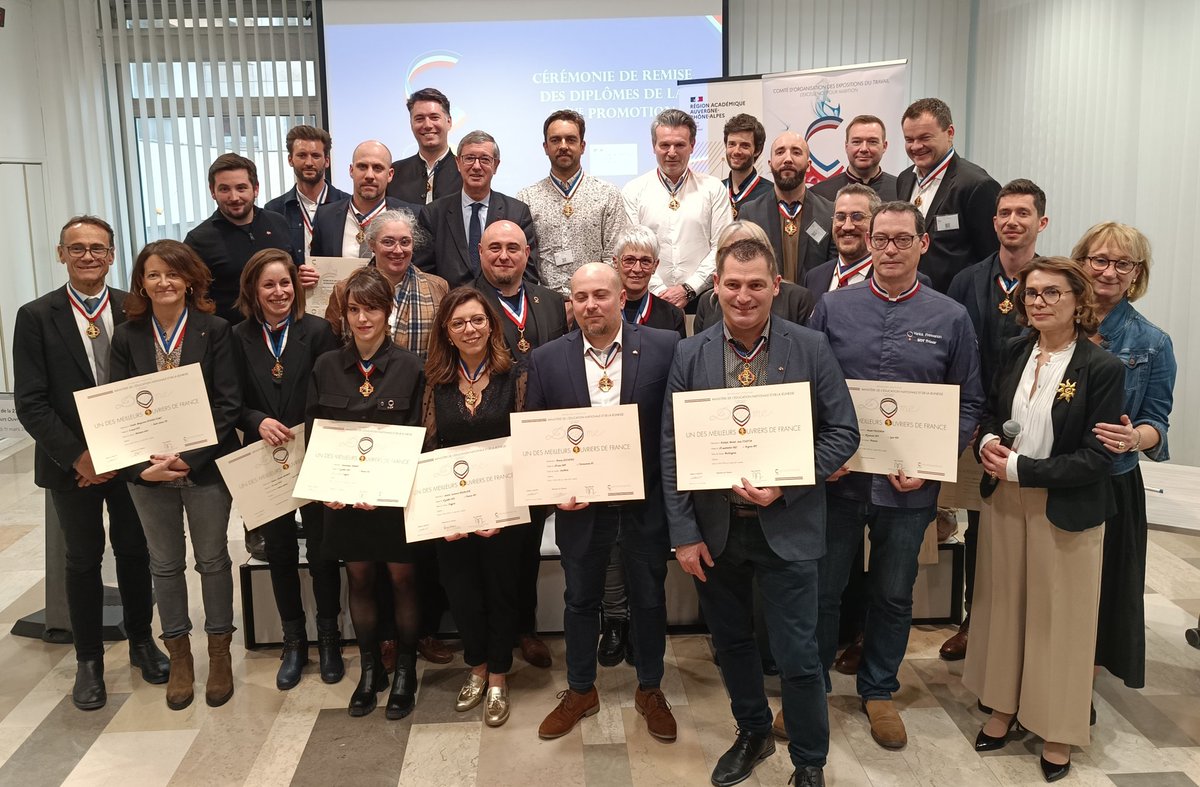 Région académique AURA (@regionacaura) on Twitter photo #UMOF 🔷 Ce mardi 11 mars, honneur à l'excellence des savoir-faire de la 27e session de l'examen Un des Meilleurs Ouvriers de France ! 🎖️
Félicitations aux 26 lauréats de la région académique Auvergne-Rhône-Alpes, qui ont reçu leur diplôme en présence du recteur <a href="/DugripOlivier/">Olivier Dugrip</a>. #UMOF 🔷 Ce mardi 11 mars, honneur à l'excellence des savoir-faire de la 27e session de l'examen Un des Meilleurs Ouvriers de France ! 🎖️
Félicitations aux 26 lauréats de la région académique Auvergne-Rhône-Alpes, qui ont reçu leur diplôme en présence du recteur <a href="/DugripOlivier/">Olivier Dugrip</a>.