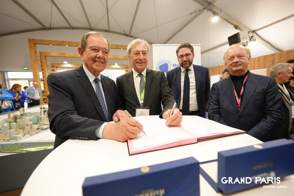 Métropole du Grand Paris (@grandparismgp) on Twitter photo 🗣️#MIPIM |🖊️ Signature d’une convention entre <a href="/GrandParisMGP/">Métropole du Grand Paris</a> et <a href="/ParisLaDefense/">Paris La Défense</a>.
🤝<a href="/GrandParisMGP/">Métropole du Grand Paris</a> apporte son soutien à hauteur de 22M d’€ à travers cette convention pour 7 projets prioritaires.
💡Avec <a href="/patrick_ollier/">Patrick OLLIER</a>, Georges Siffredi (Président de <a href="/ParisLaDefense/">Paris La Défense</a>) et 🗣️#MIPIM |🖊️ Signature d’une convention entre <a href="/GrandParisMGP/">Métropole du Grand Paris</a> et <a href="/ParisLaDefense/">Paris La Défense</a>.
🤝<a href="/GrandParisMGP/">Métropole du Grand Paris</a> apporte son soutien à hauteur de 22M d’€ à travers cette convention pour 7 projets prioritaires.
💡Avec <a href="/patrick_ollier/">Patrick OLLIER</a>, Georges Siffredi (Président de <a href="/ParisLaDefense/">Paris La Défense</a>) et