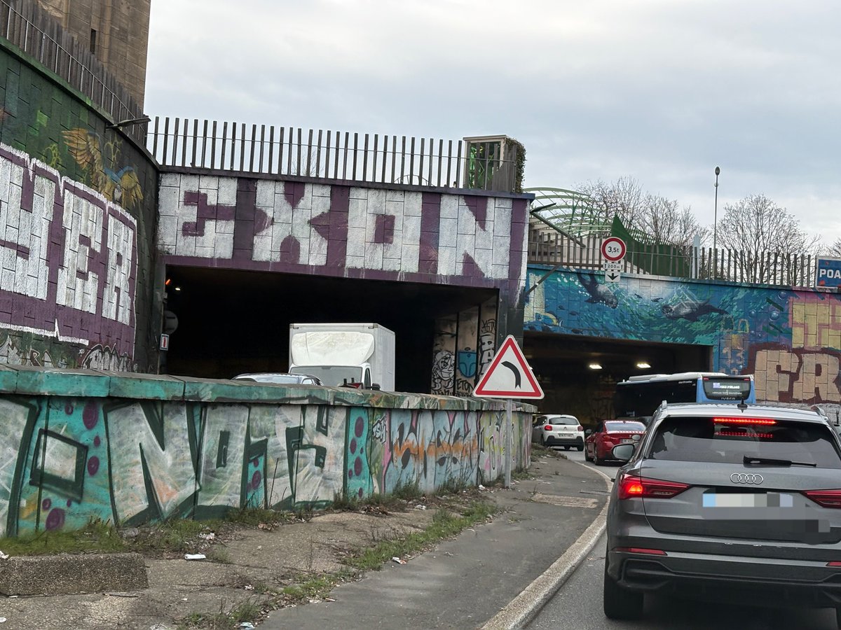 NaponLeoIII's tweet photo. On est pas dans le Bronx, c’est juste l’arrivée sur Paris par l’autoroute du sud .. #saccageparis  and Cie ! https://t.co/aG4V5SfhEi