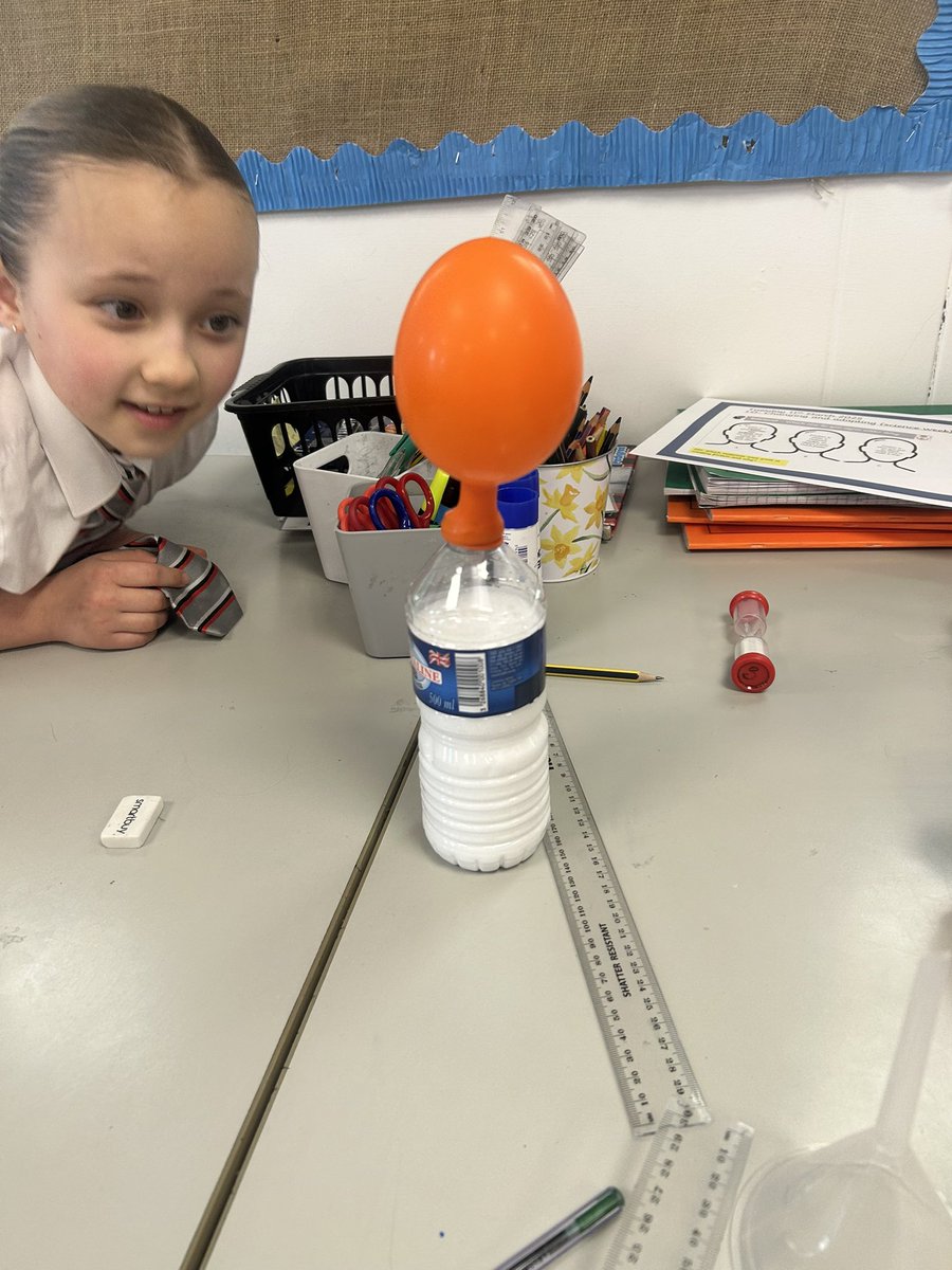 BarnfieldsPS's tweet image. Year 3 have had a great time exploring the changing and adapting theme as part of this year’s British Science week. They mixed a solid with a liquid which created a gas and in turn caused their balloons to inflate!