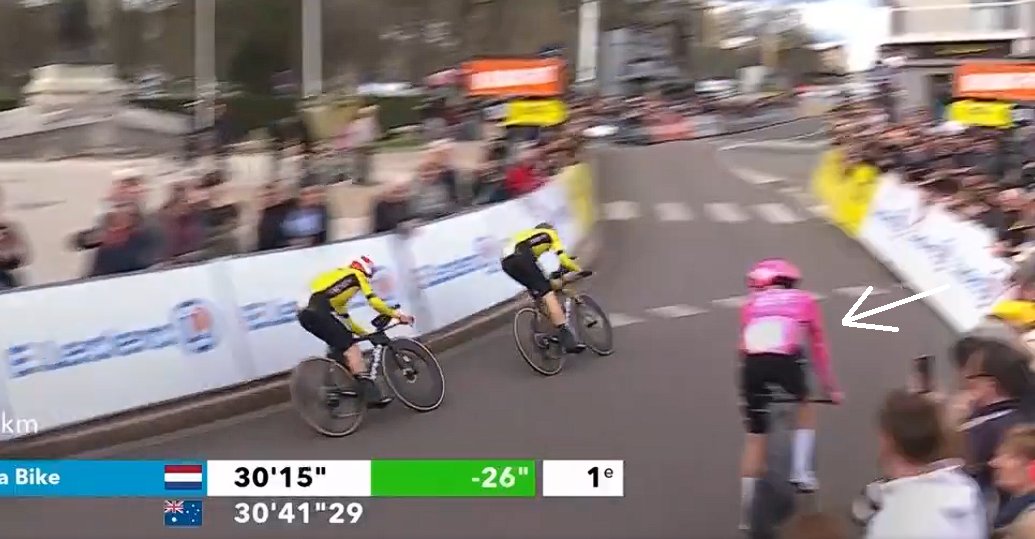 ☀️#ParisNice, Stage 3 (28.4 km, TTT)

While Max Walker of EF was rolling towards finish, he was overtaken by 🐝 duo. Exemplary awareness of what was going on, taking a look or two over the shoulder &amp; making sure that those coming from behind could take the bends without problems.