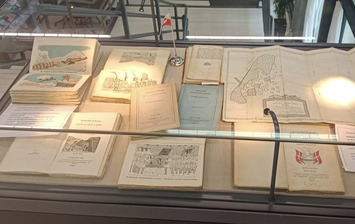 I anledning af valgdagen her en lille udstilling om Kalaallit Nunaat på universitetsbiblioteket på <a href="/SyddanskUni/">Syddansk Universitet</a> #Grønland #nunarput #kalaallit #greenland 🇬🇱♥️🇩🇰
