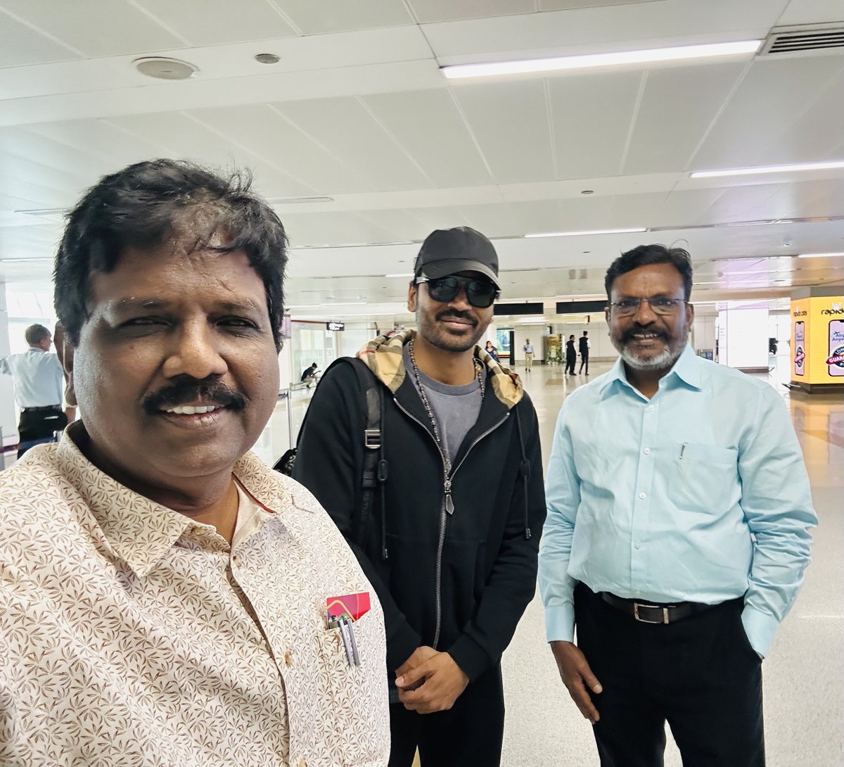 dhanushUHD_offl's tweet image. Great to see actor #Dhanush, VCK leader #Thirumavalavan, and MP #Ravikumar together at Delhi airport! 🌟🎉✈️ @dhanushkraja @thirumaofficial