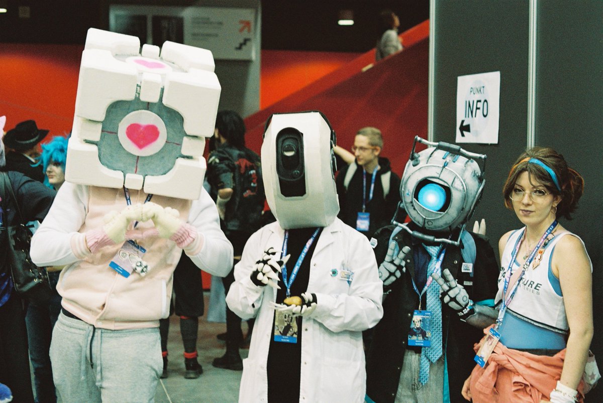 Awawawa look at our picture from Remcon!! 🔵🟠

Companion Cube - <a href="/therealLooke/">Looke</a> 
GLaDOS - <a href="/starcatchip/">neurotoxin enthusiast || COMMS OPEN 0/5</a> 
Wheatley - me!! :3
Chell - <a href="/seikeruwu/">⛦ Salem ⛦</a>

Photo by <a href="/TheWikt/">Wikt 🏴‍☠️ ヴィクト</a> 

#Portal #Cosplay