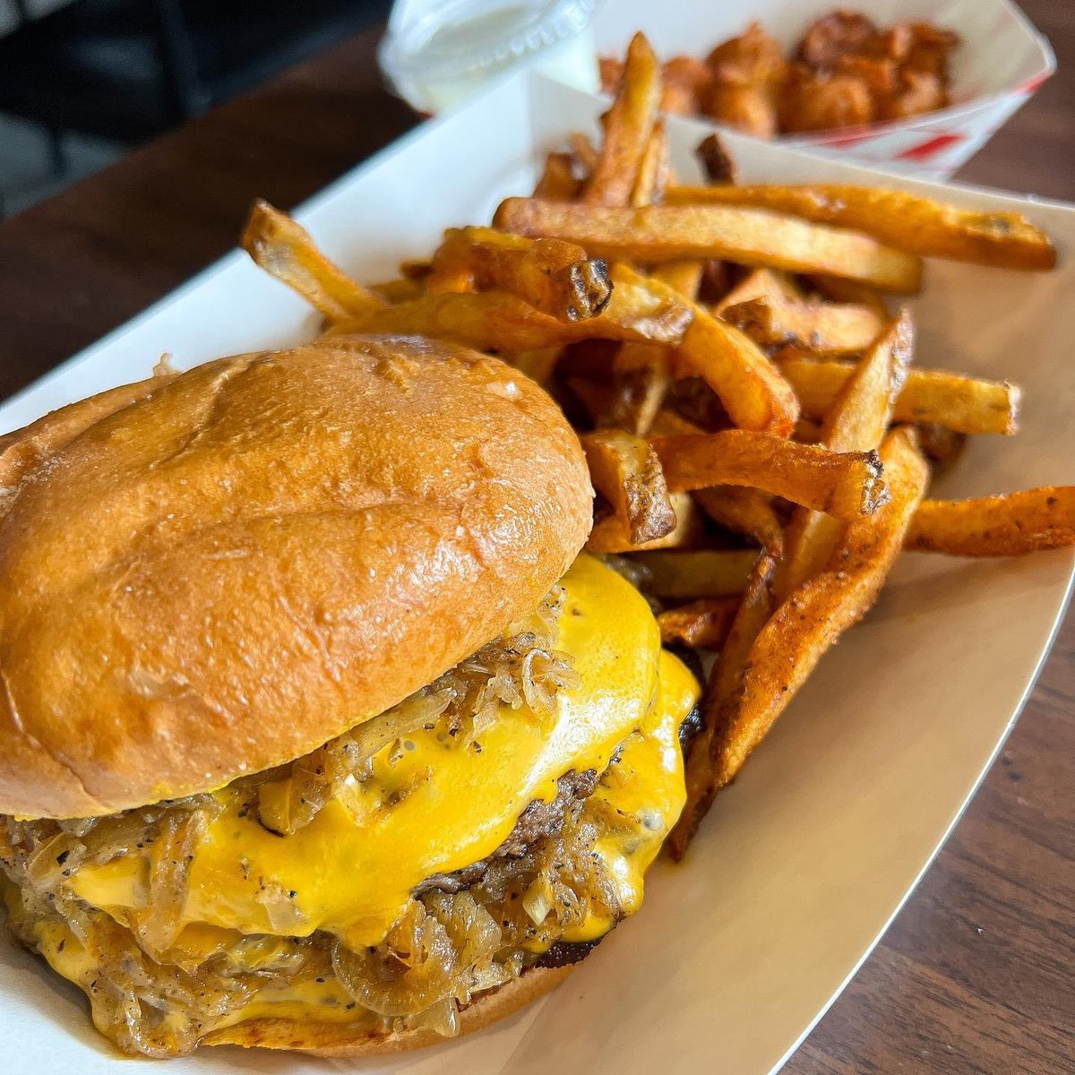 When it’s in the name, you know it’s serious 🍔 MOB Grill’s Onion Burger is char-pressed with a secret-marinated onion blend and finished with a mustard-griddled bun, this burger is a must-try at Parlor’s first floor! 

#ParlorVibes #EatOKC #DrinkOKC