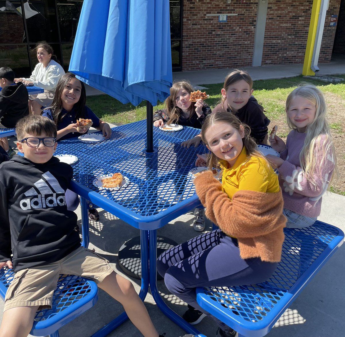 Limona_MC's tweet photo. One of our @HCPSLimonaES fourth grade classes logged the most minutes read in our area for the @NCAA #ReadToTheFinalFour @myONreader challenge and enjoyed a pizza party today! @theorendaco @hubofschool @HillsboroughSch https://t.co/3Esgu0J2s5