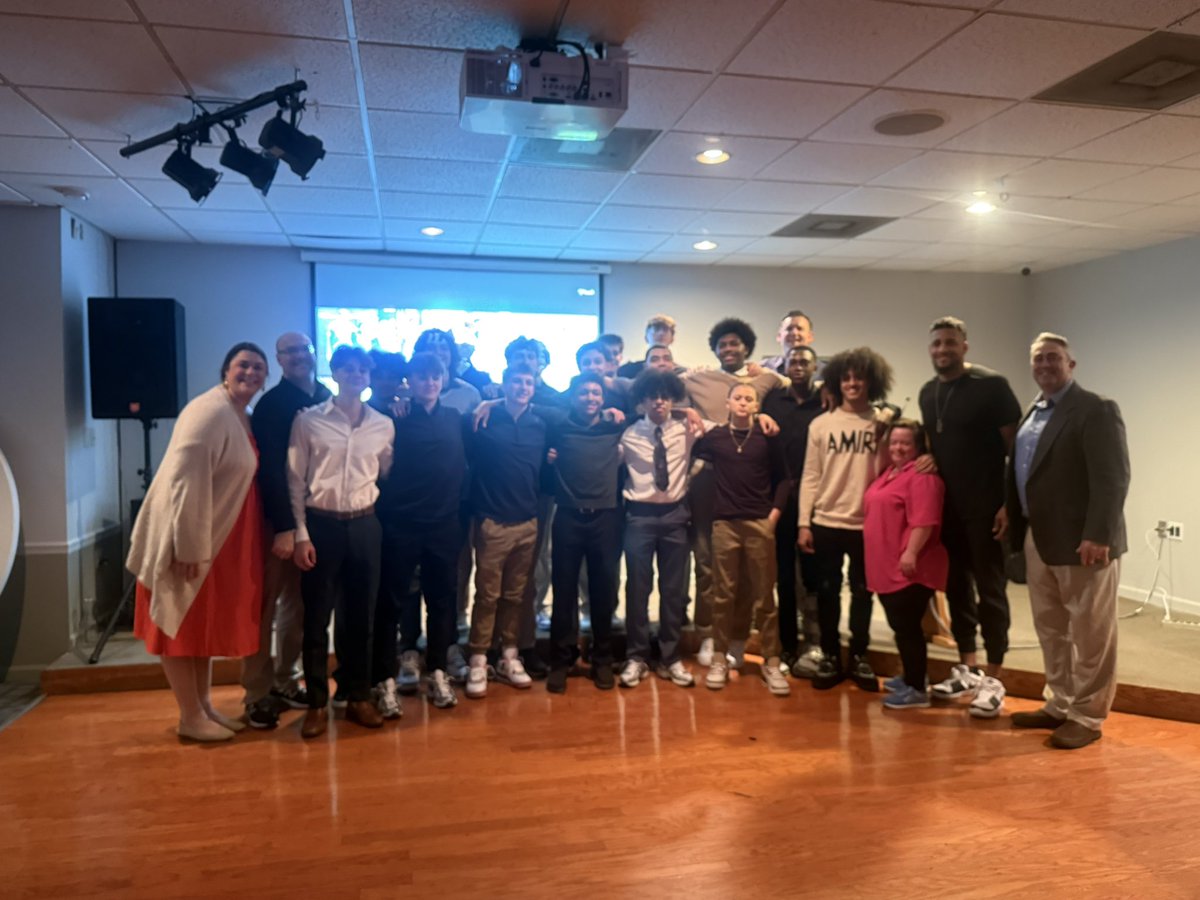 We capped off our 2024-2025 season this past Friday during our End of the Season Banquet 🦅🏀

A big thank you to Laz, Ethan, Jack, and Djibril for all of their contributions to our program - once a Golden Hawk, always a Golden Hawk 🤎💛