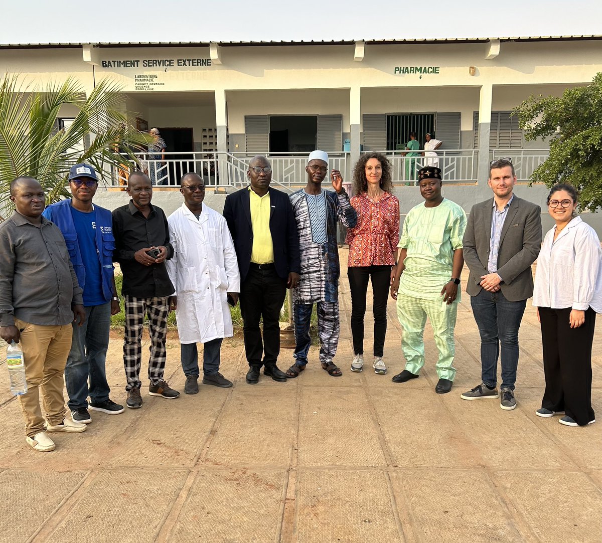 AmbaFrGuinee's tweet photo. Direction la Guinée forestière pour une visite de projets dans le domaine de la santé. 

Ce projet de construction/rénovation d’infrastructures hospitalières permettront un meilleur accès aux soins et l’accueil de plus de patients 🏥

Le partenariat Guinée-France avance 🇬🇳🤝🇫🇷 https://t.co/rajb0VqwWC