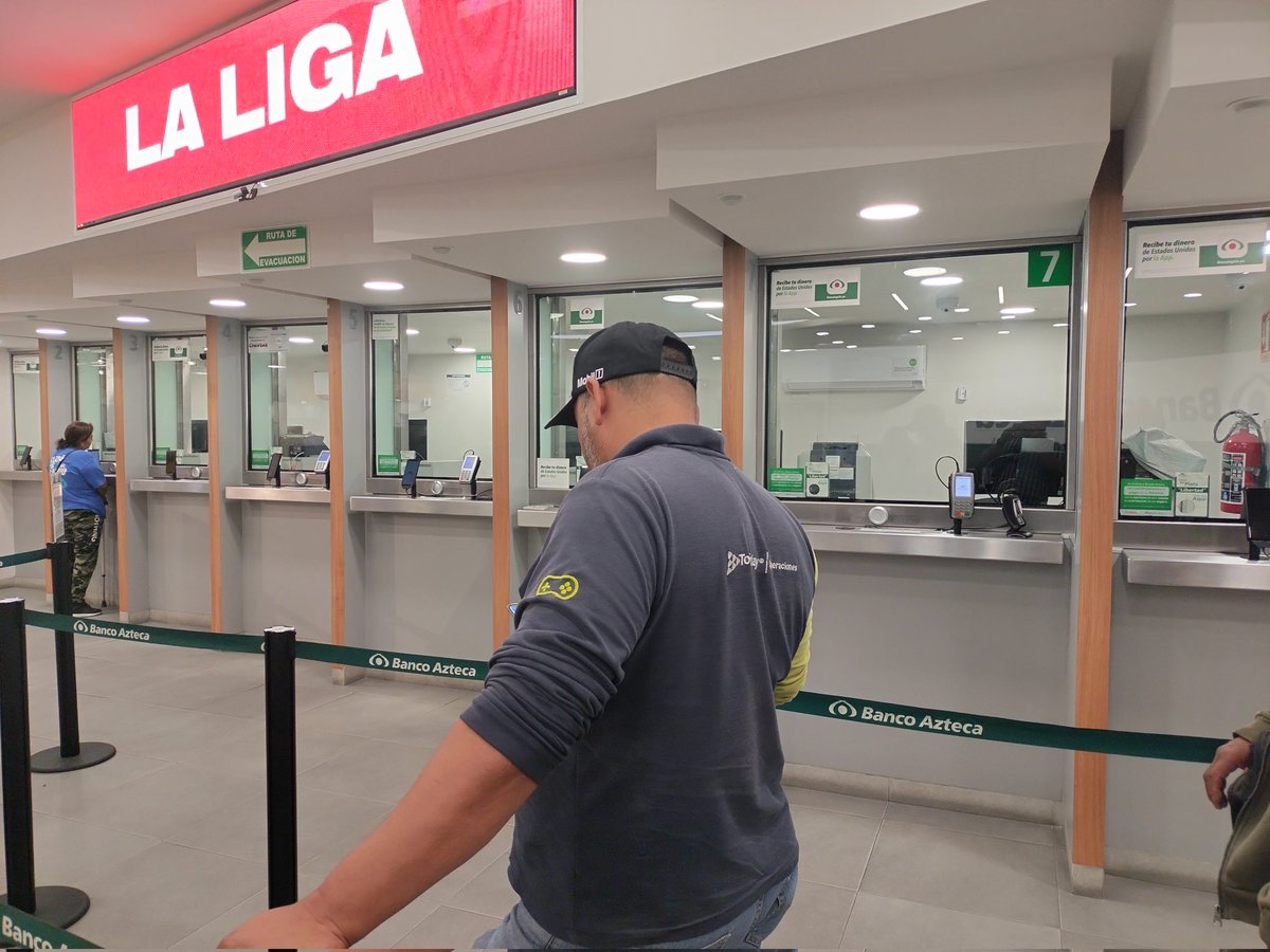 gamasosa's tweet photo. @RicardoBSalinas @BancoAzteca 8 cajas y solo jala una no la frieguen y el puño de gente esperando tío Richy contrata más gente 🤦🏻‍♂️ o no hay varo 🤷🏻‍♂️ suc centro sur Tlaquepaque Jalisco https://t.co/8hJIWPXHzb