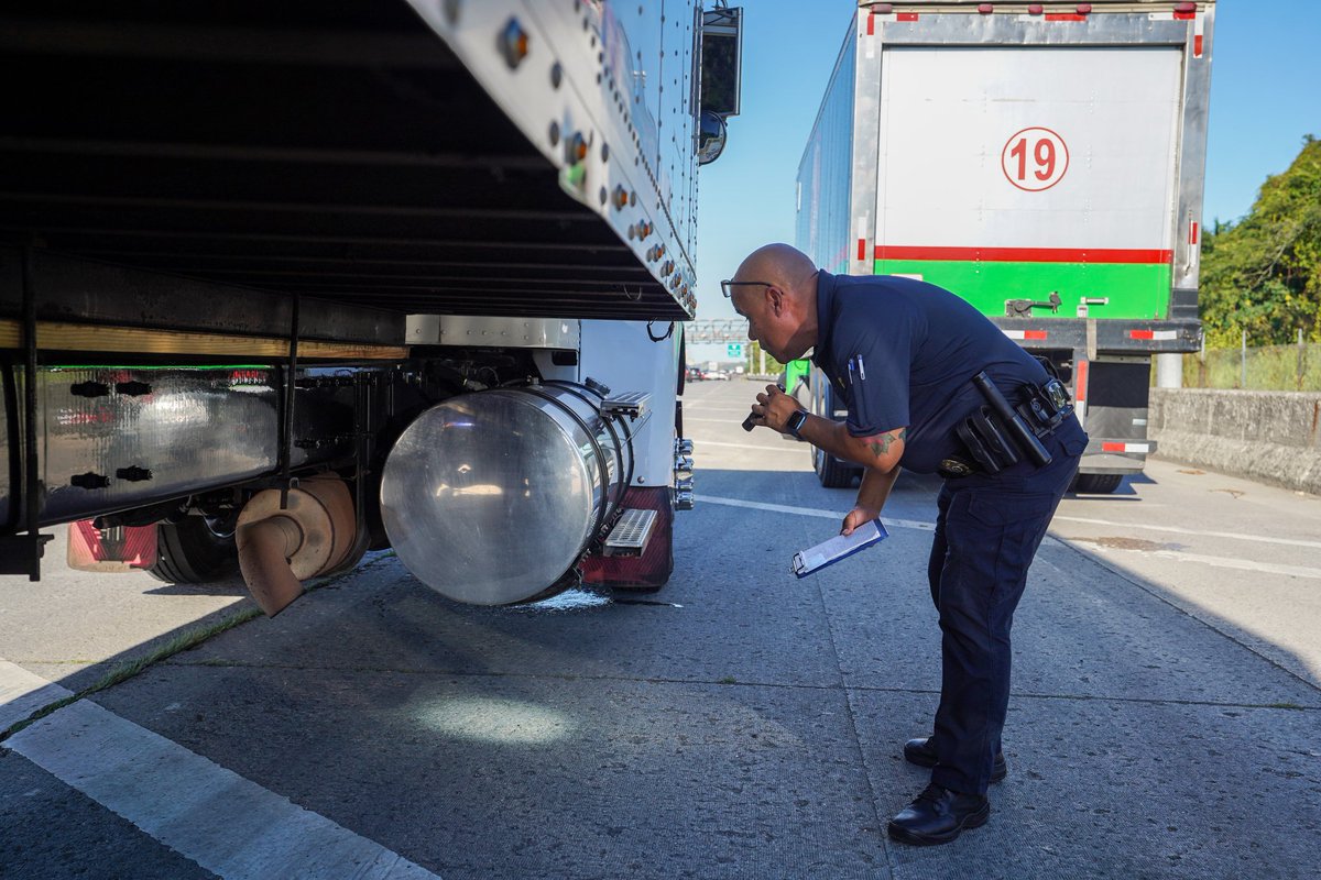 Junta Reglamentadora Servicio Público (@juntajrsp) on Twitter photo Como parte de los esfuerzos de seguridad, hoy, agentes del #NTSP realizaron un operativo, en colaboración con <a href="/actprgov/">Autoridad de Carreteras y Transportación (ACT)</a> para velar por el cumplimiento de las regulaciones y permisos del Negociado.
<a href="/lafortalezadepr/">La Fortaleza</a> Como parte de los esfuerzos de seguridad, hoy, agentes del #NTSP realizaron un operativo, en colaboración con <a href="/actprgov/">Autoridad de Carreteras y Transportación (ACT)</a> para velar por el cumplimiento de las regulaciones y permisos del Negociado.
<a href="/lafortalezadepr/">La Fortaleza</a>